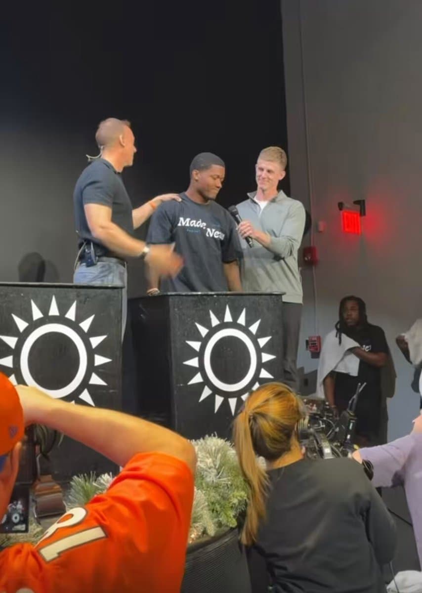 Star Running Back's Pre-Game Ritual Stuns The Football World