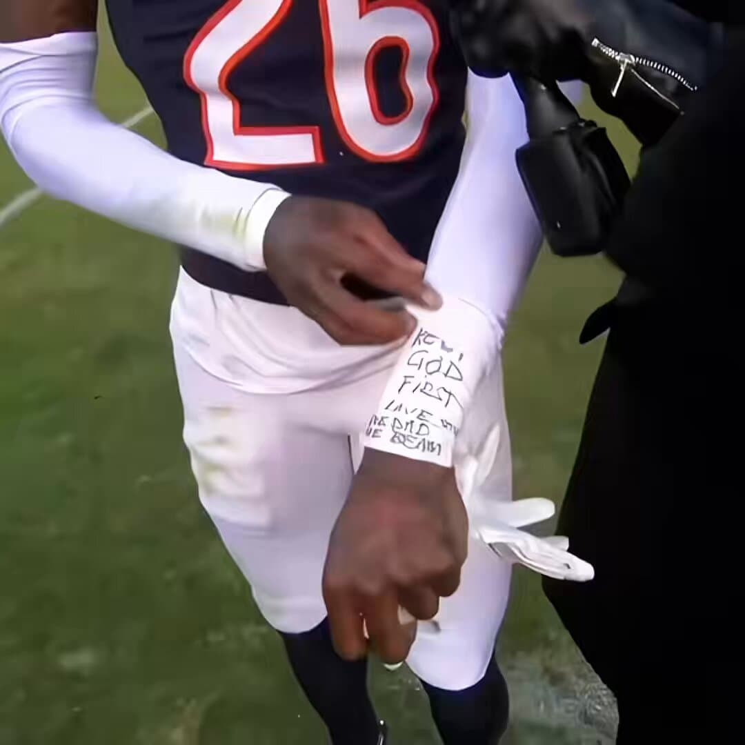 Former NFL Star Breaks Down After Seeing Surprise Tribute From Fans