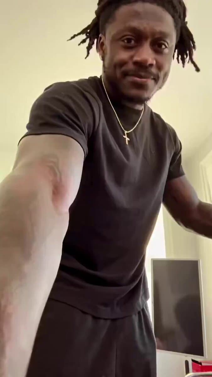 Patriots Secretly Gifted Eagles Star A Jaw-Dropping Jersey