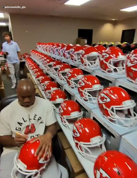 NFL Star Kenneth Walker’s Autograph Session Turns Into Hundreds Of Signatures