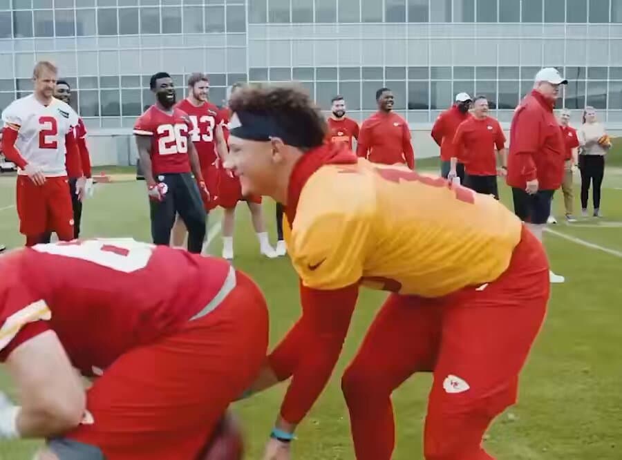 Jamaal Charles Final Handoff Marks End Of Iconic NFL Career