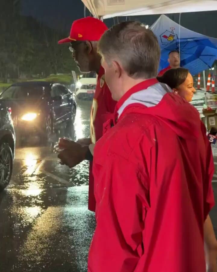 Chiefs Owner Clark Hunt Stands In Pouring Rain To Personally Greet Someone