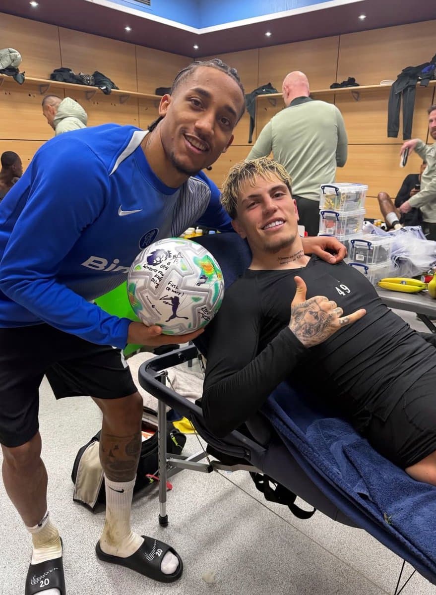 Manchester United Star Garnacho Connects With Brighton's Hat-Trick Hero Online