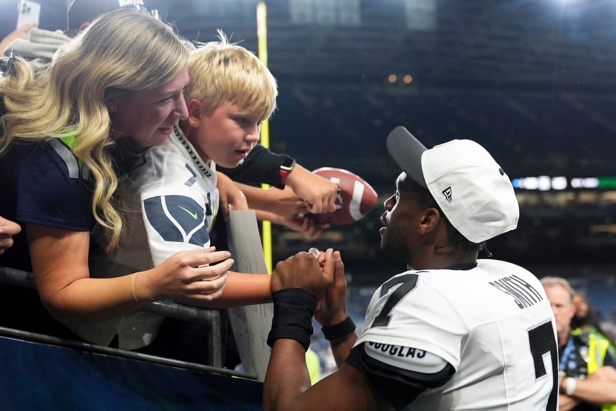 NFL Team Desperately Trying To Trade Starting Quarterback Geno Smith